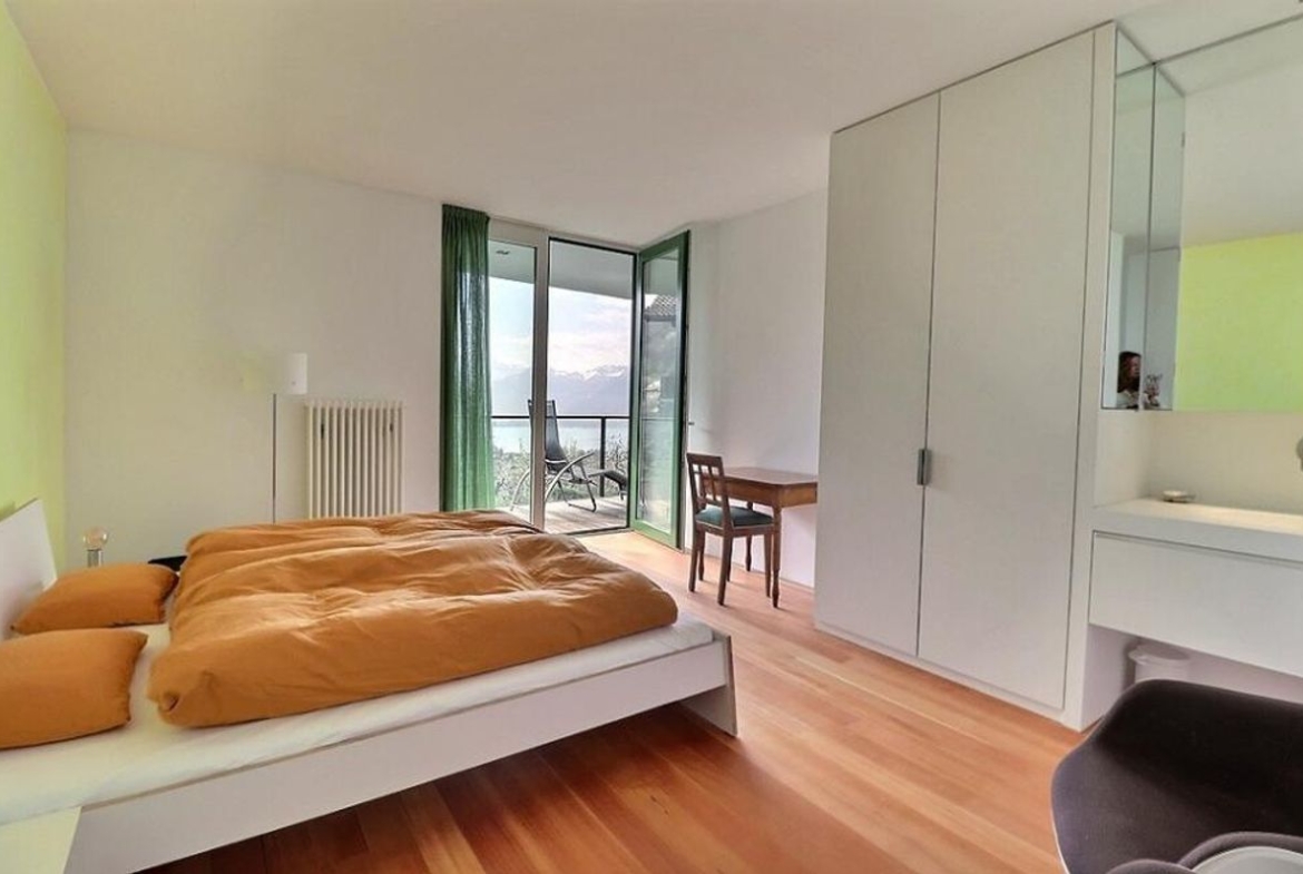Schlafzimmer mit Balkon und Einbauschrank