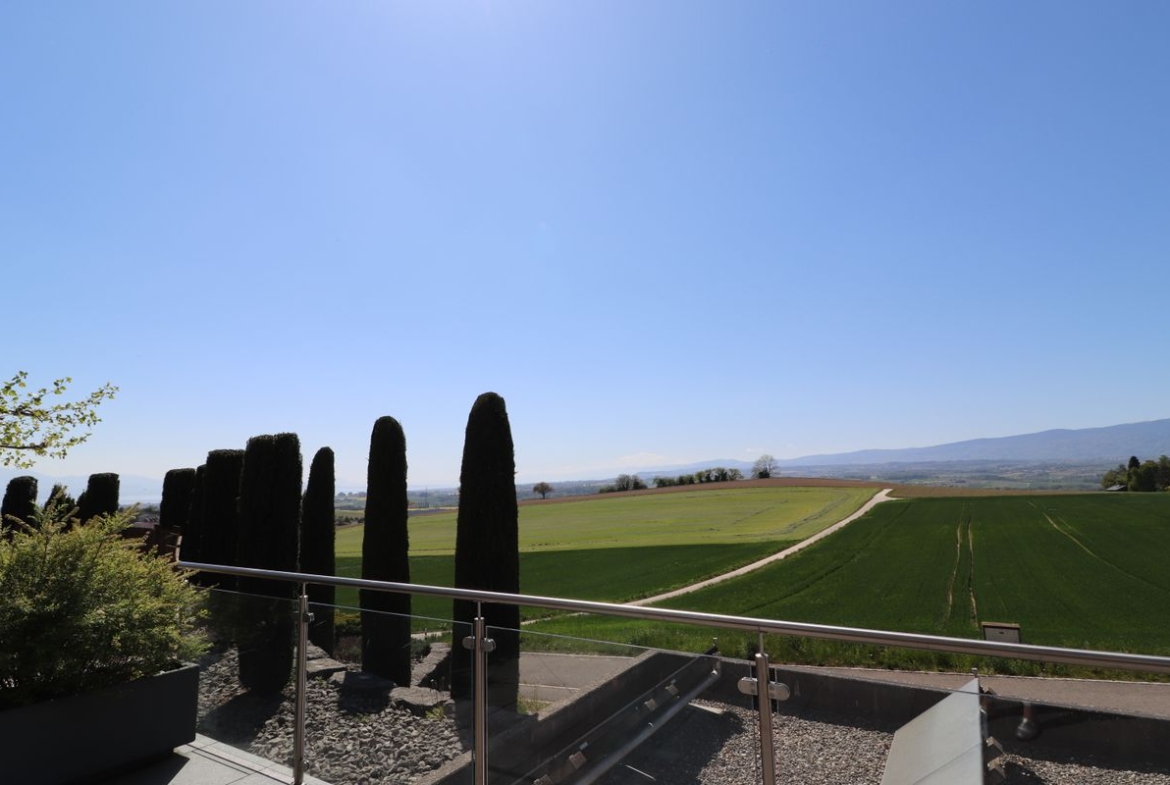 Terrasse mit Panoramablick über Felder