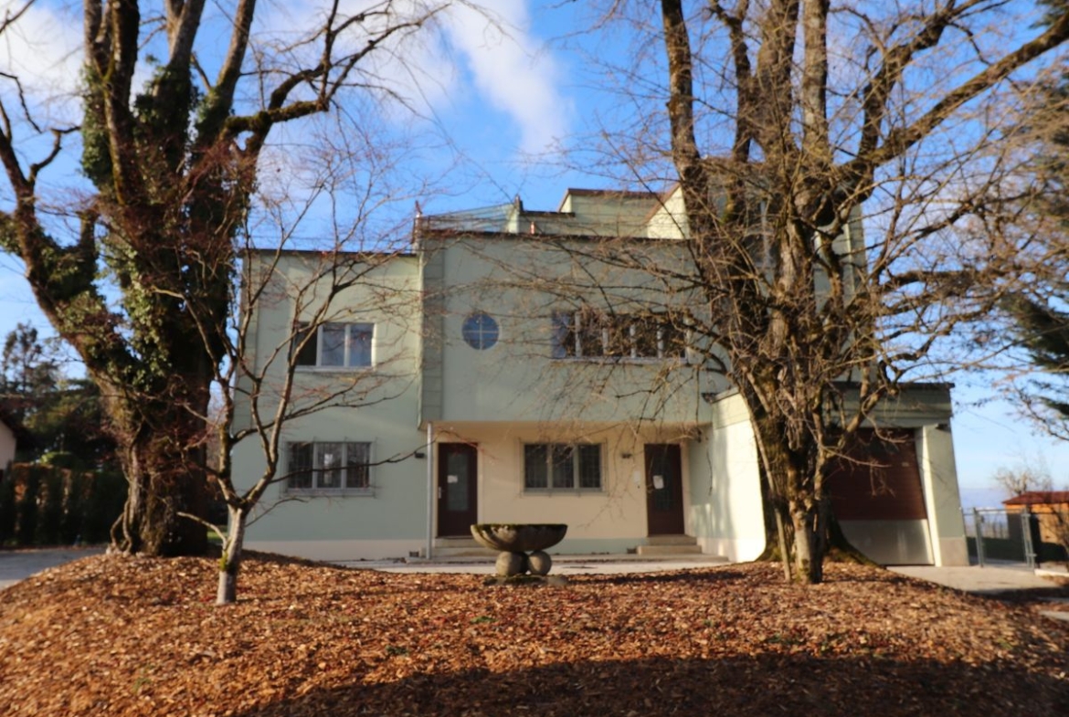 Wohnhaus mit Vorgarten
