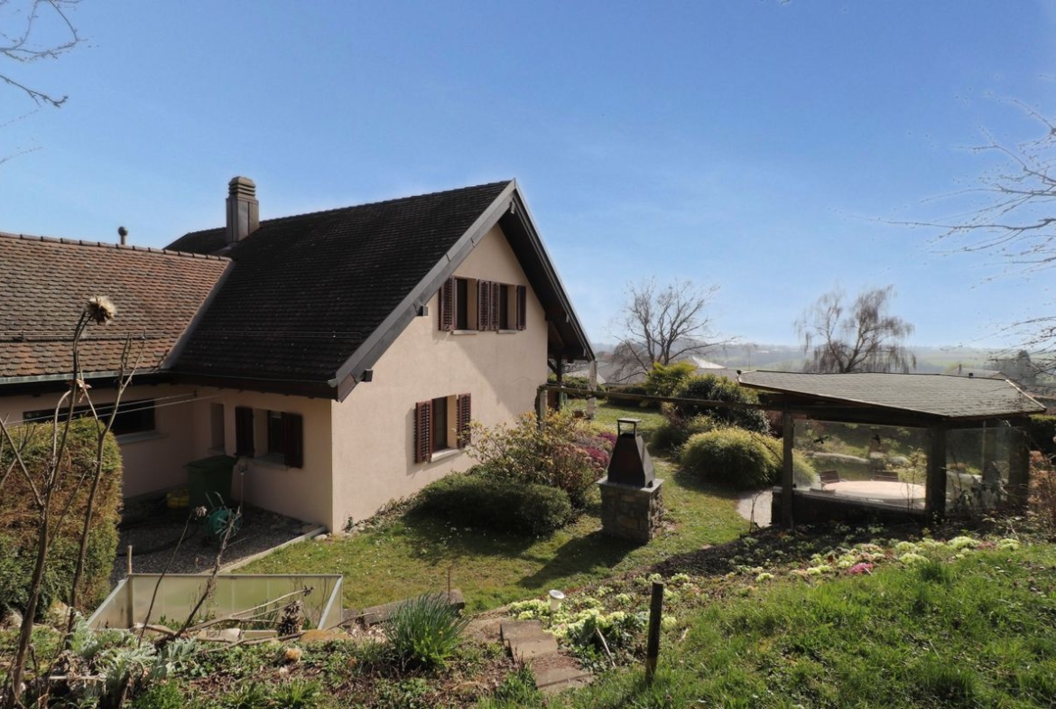 Haus mit Garten und Pavillon