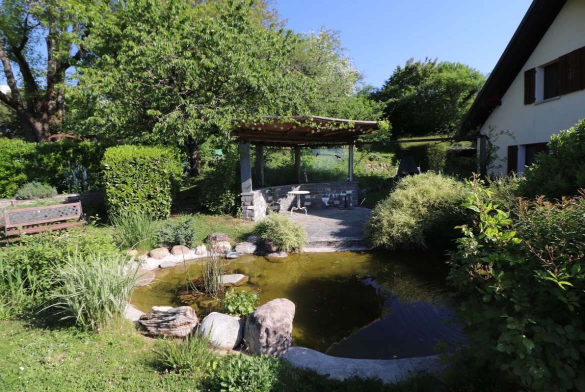 Garten mit Teich und Pavillon