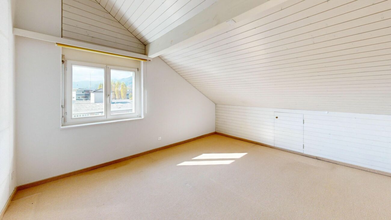 Helles Dachzimmer mit Fenster