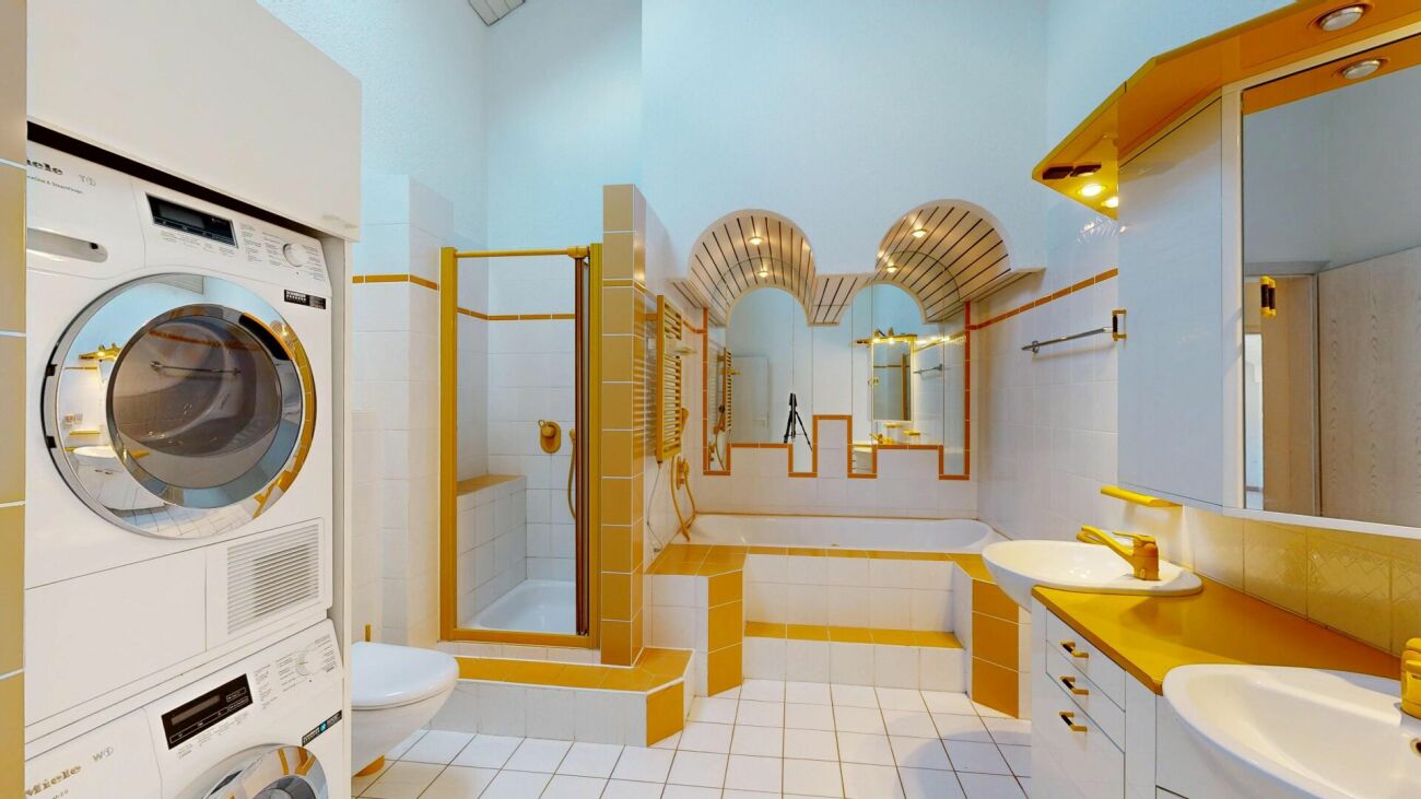 Badezimmer mit Waschtisch und Badewanne