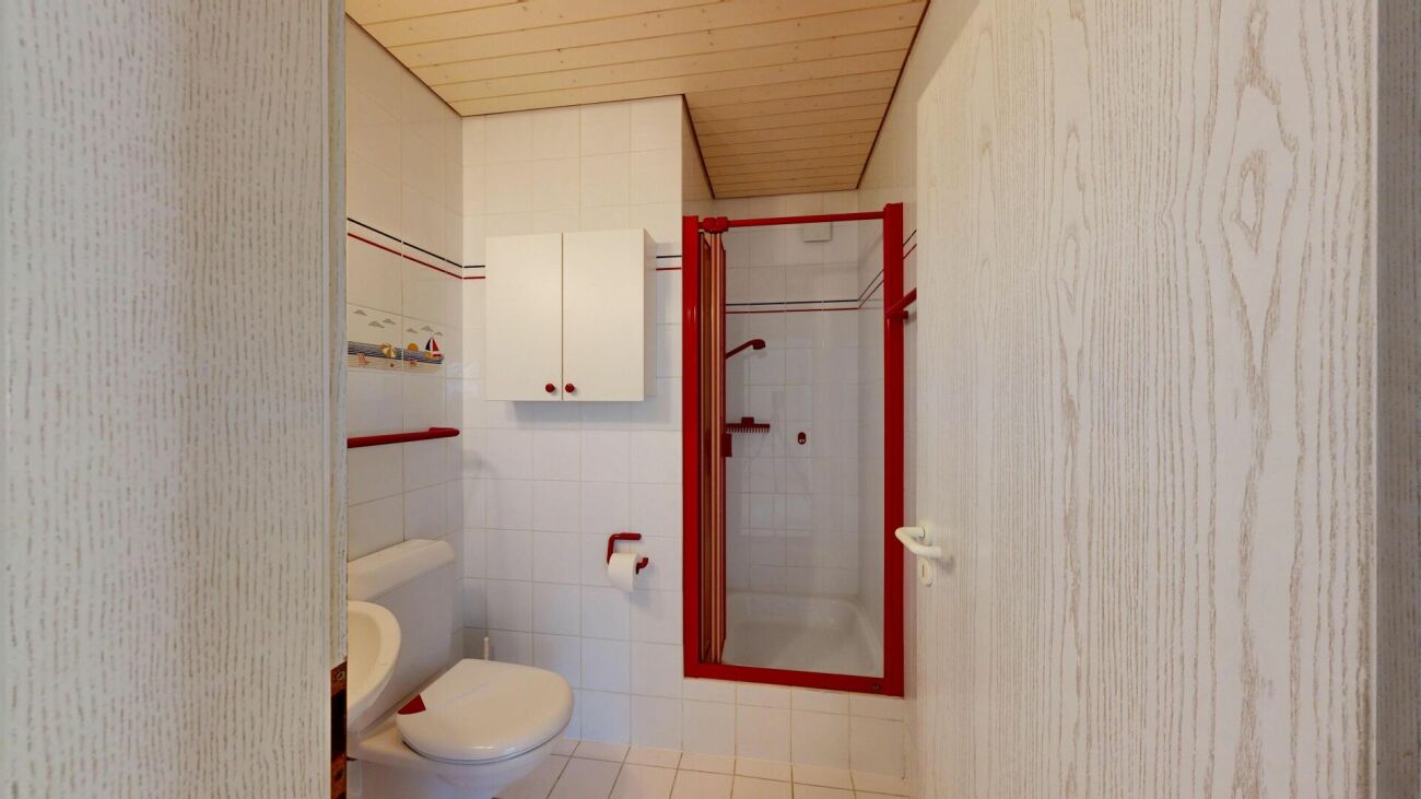 Kleines Badezimmer mit Dusche und WC