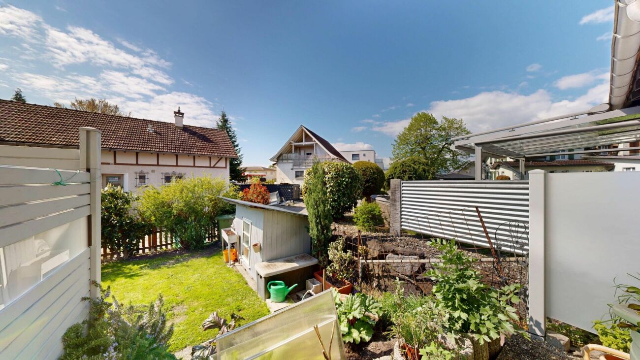 Garten mit Nachbargebäuden
