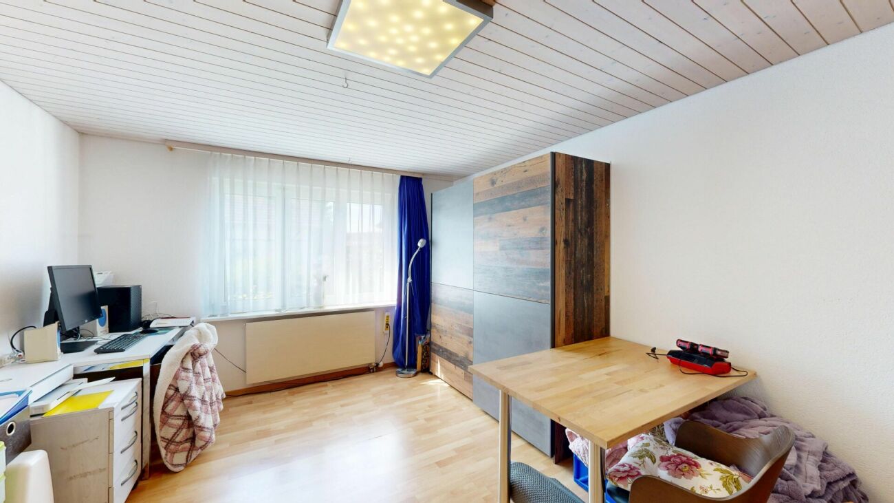Arbeitszimmer mit Schreibtisch und Kleiderschrank