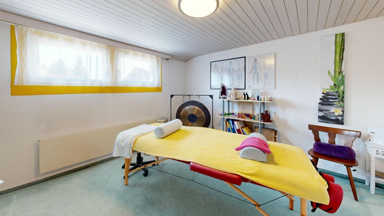 Behandlungsraum mit Massageliege