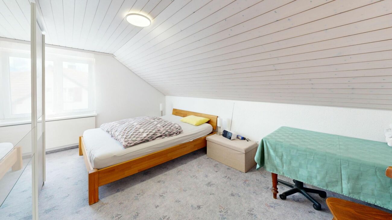 Dachgeschoss-Schlafzimmer mit schräger Decke