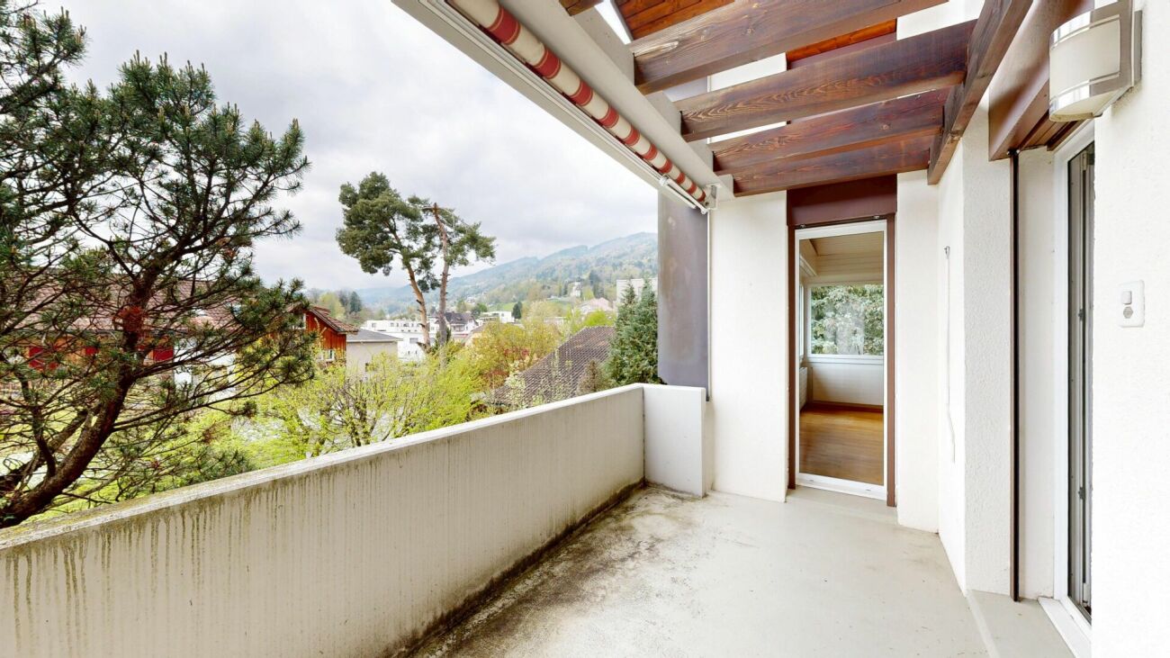 Überdachter Balkon mit Bergblick