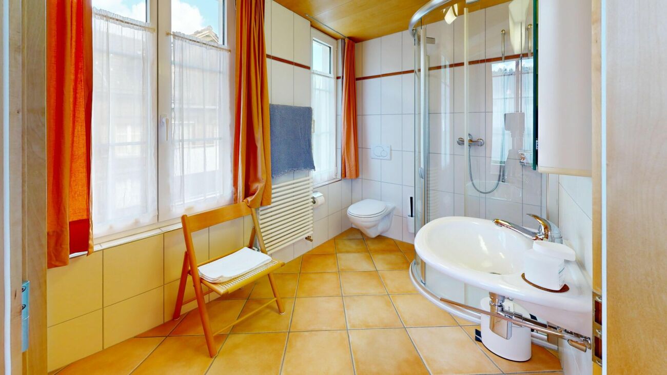 Modernes Badezimmer mit Dusche und Fenster