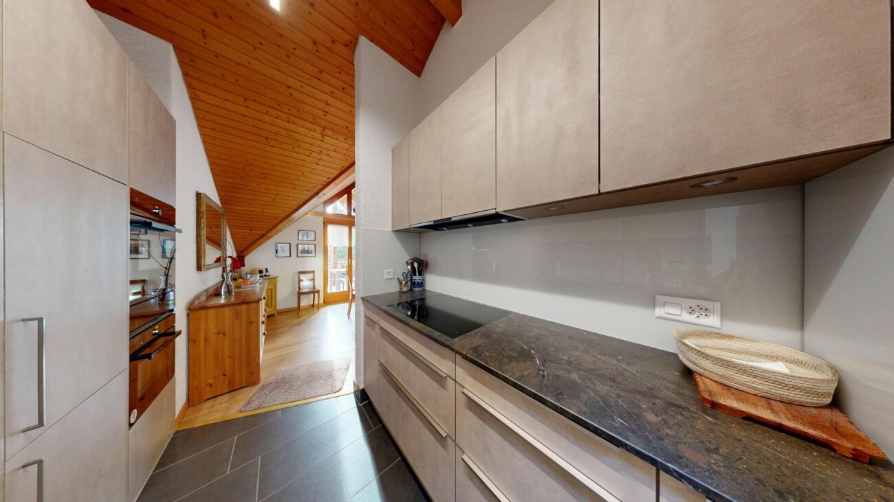 Moderne Einbauküche mit Holzdecke