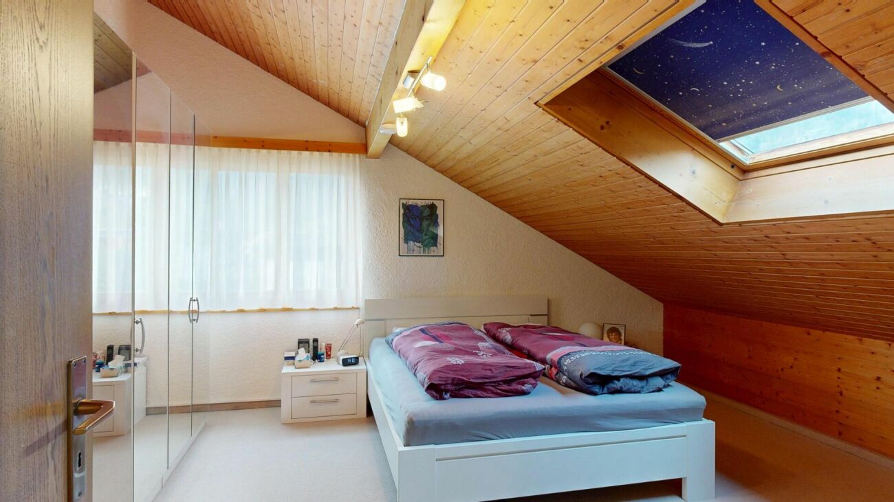 Helles Schlafzimmer im Dachgeschoss