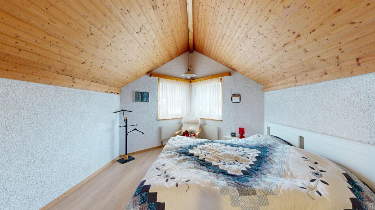 Dachgeschoss-Schlafzimmer mit Holzdecke