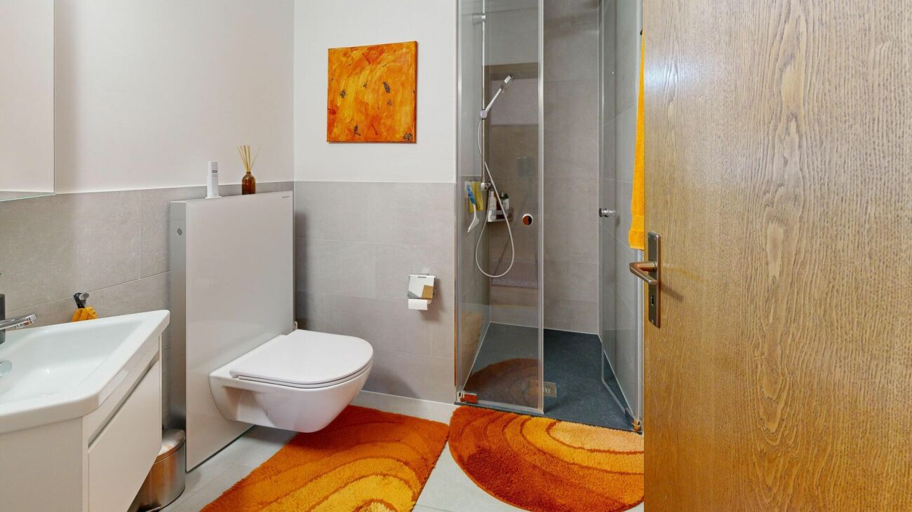 Modernes Badezimmer mit Dusche und WC