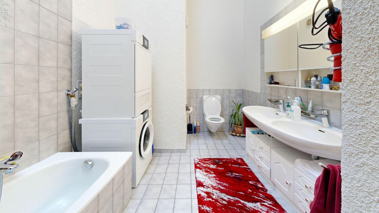 Modernes Badezimmer mit Waschmaschine und Doppelwaschtisch