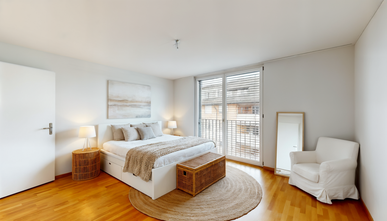 Helles Schlafzimmer mit Balkonblick