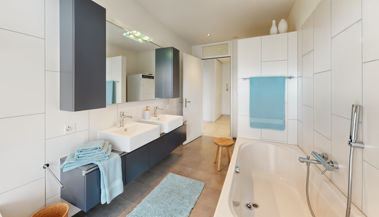 Modernes Badezimmer mit Doppelwaschbecken und Badewanne
