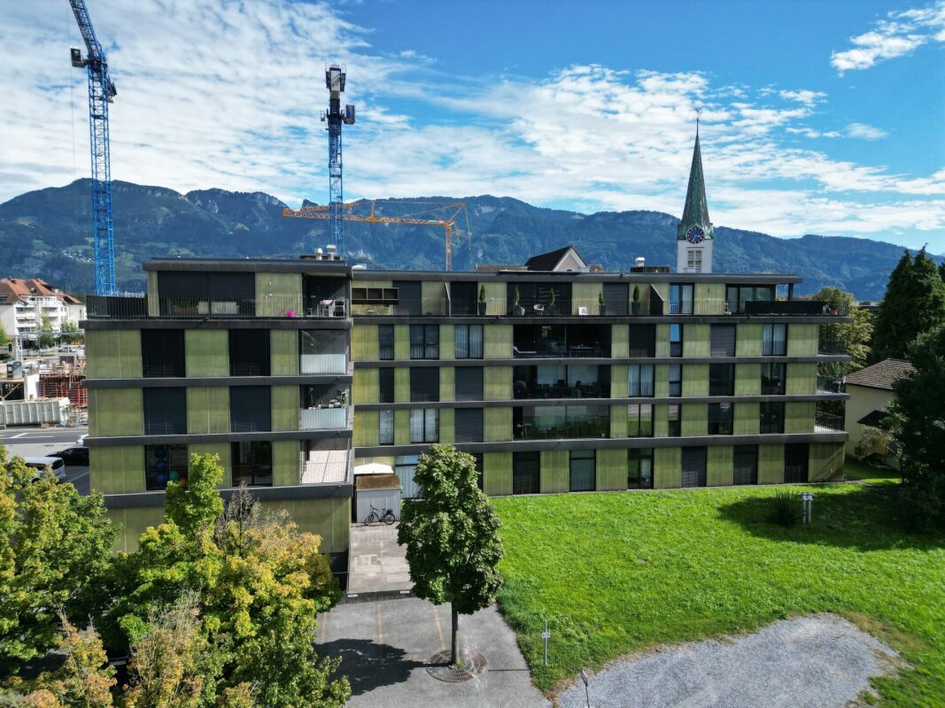 Außenansicht eines modernen Wohngebäudes mit Bergpanorama