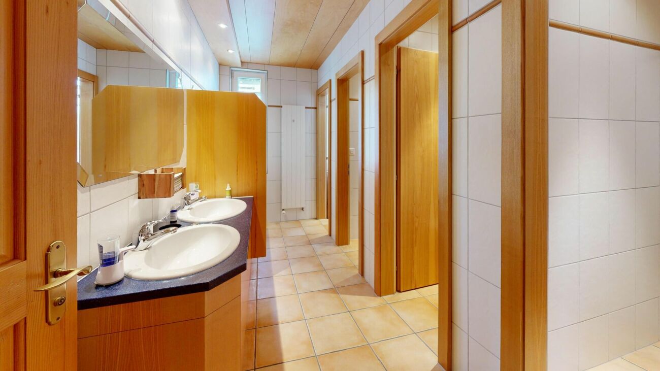 Helles Badezimmer mit Doppelwaschtisch und Holzausbau