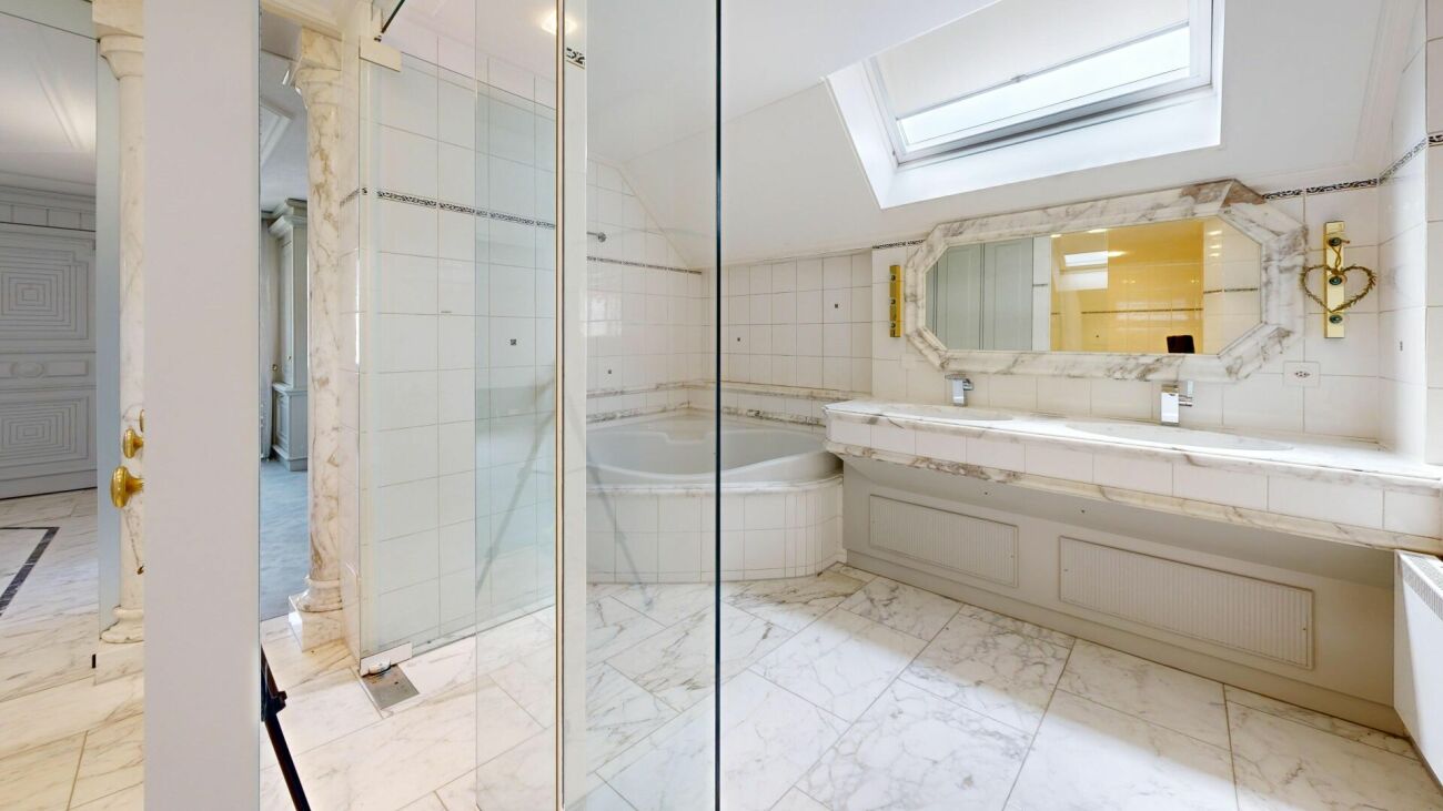 Luxuriöses Badezimmer mit Dachfenster und Marmoroptik