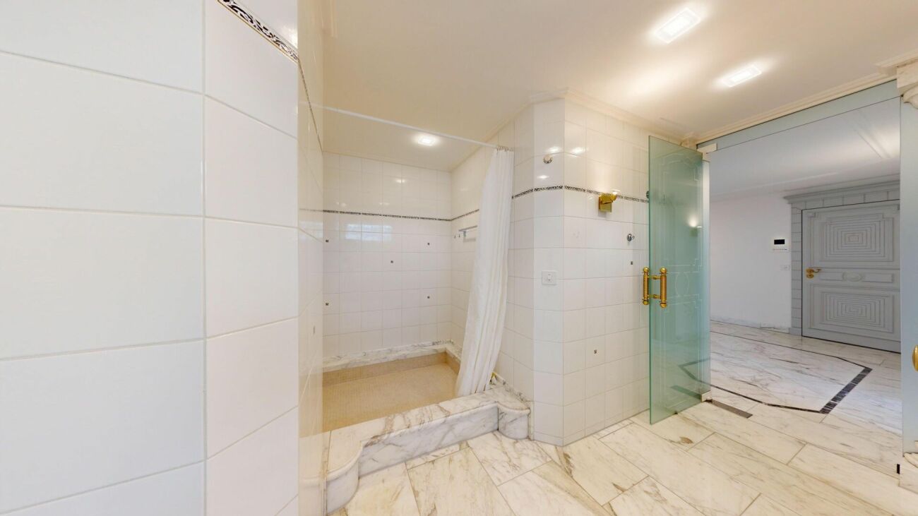 Luxuriöses Badezimmer mit Dusche und Marmorboden