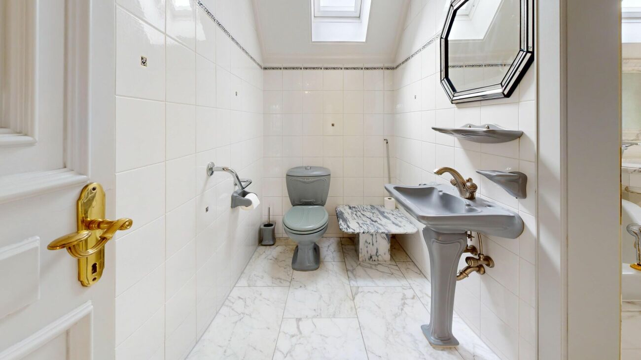 Gäste-WC mit Oberlicht und Marmorboden
