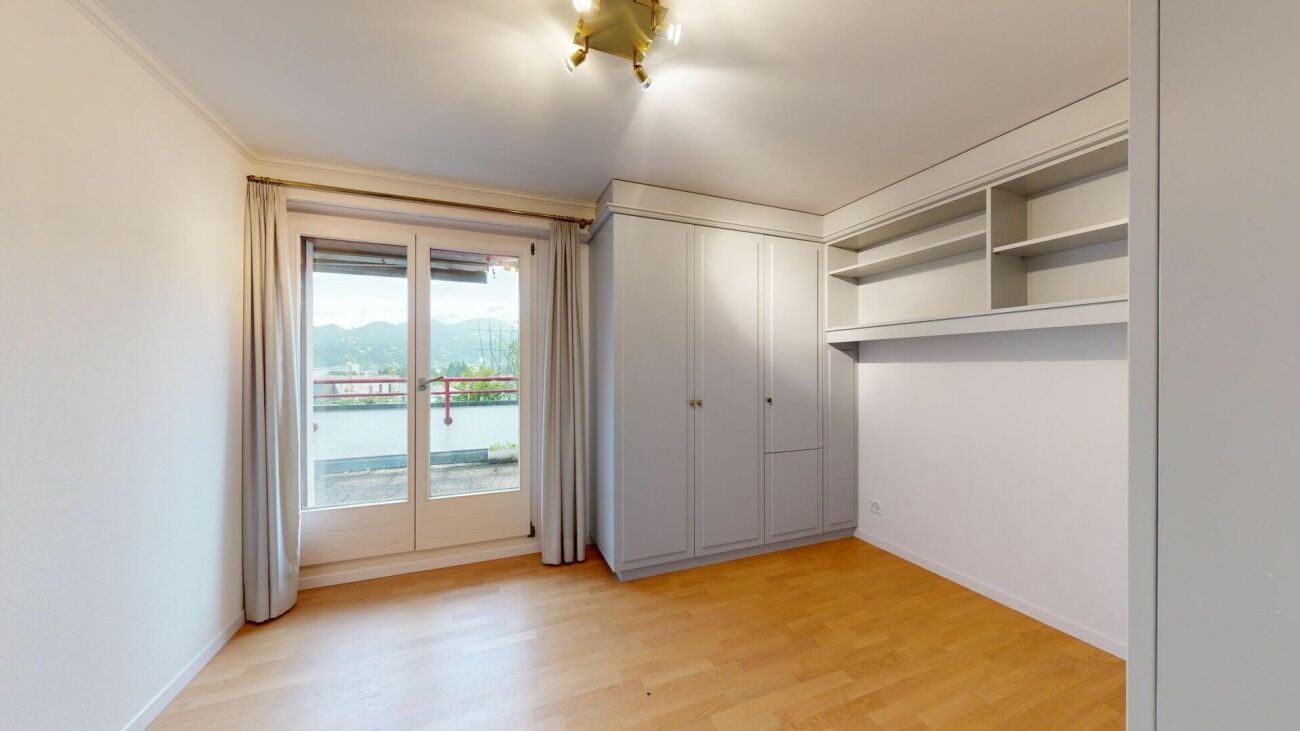 Helles Schlafzimmer mit Balkonzugang und Einbauschrank