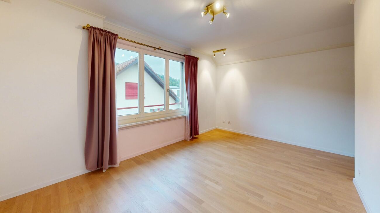 Heller leerer Wohnraum mit Fenster und Vorhängen