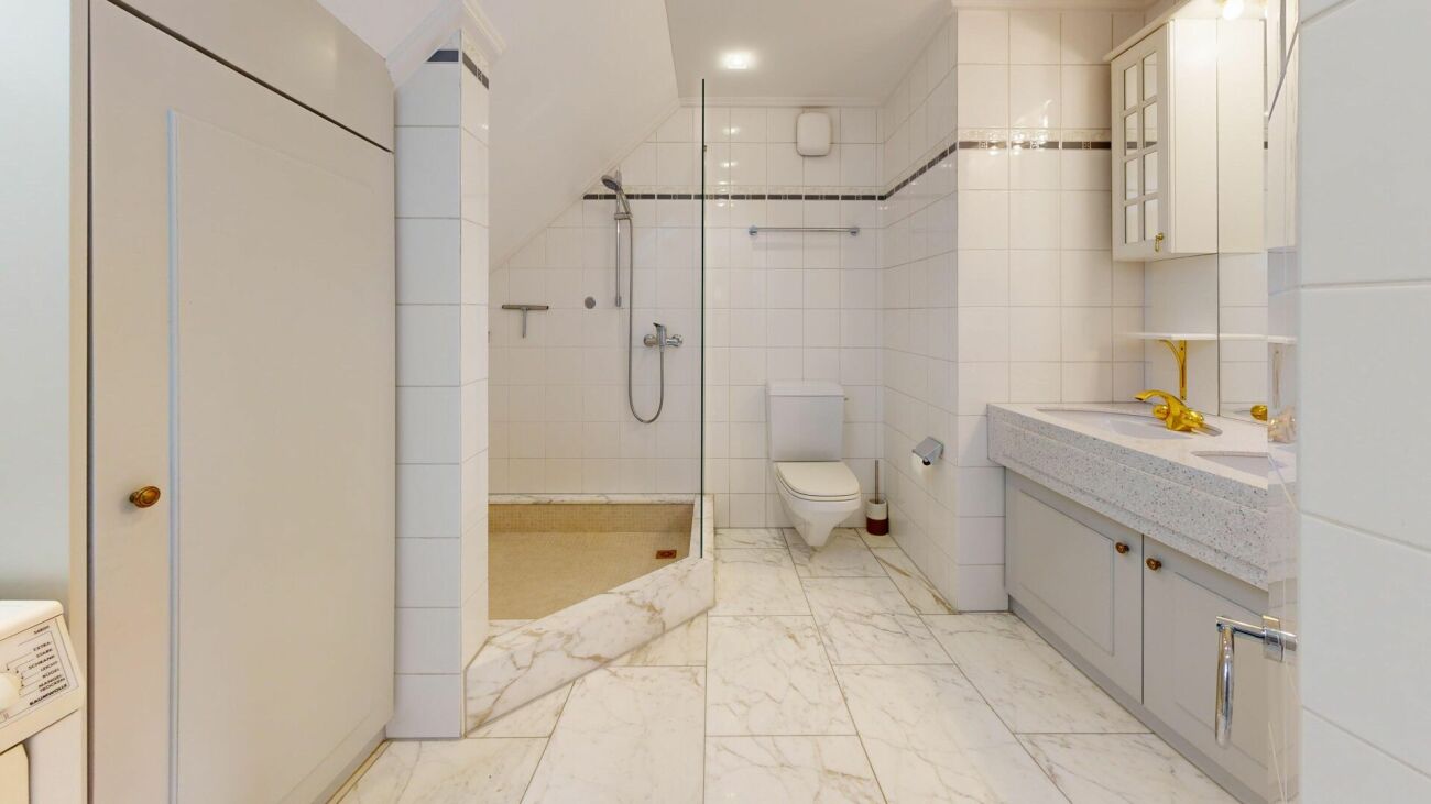 Helles Badezimmer mit Dusche und Waschtisch