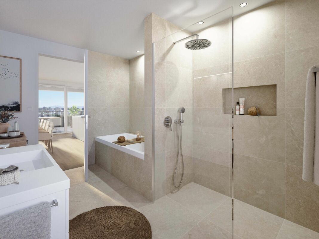 Modernes Badezimmer mit begehbarer Dusche