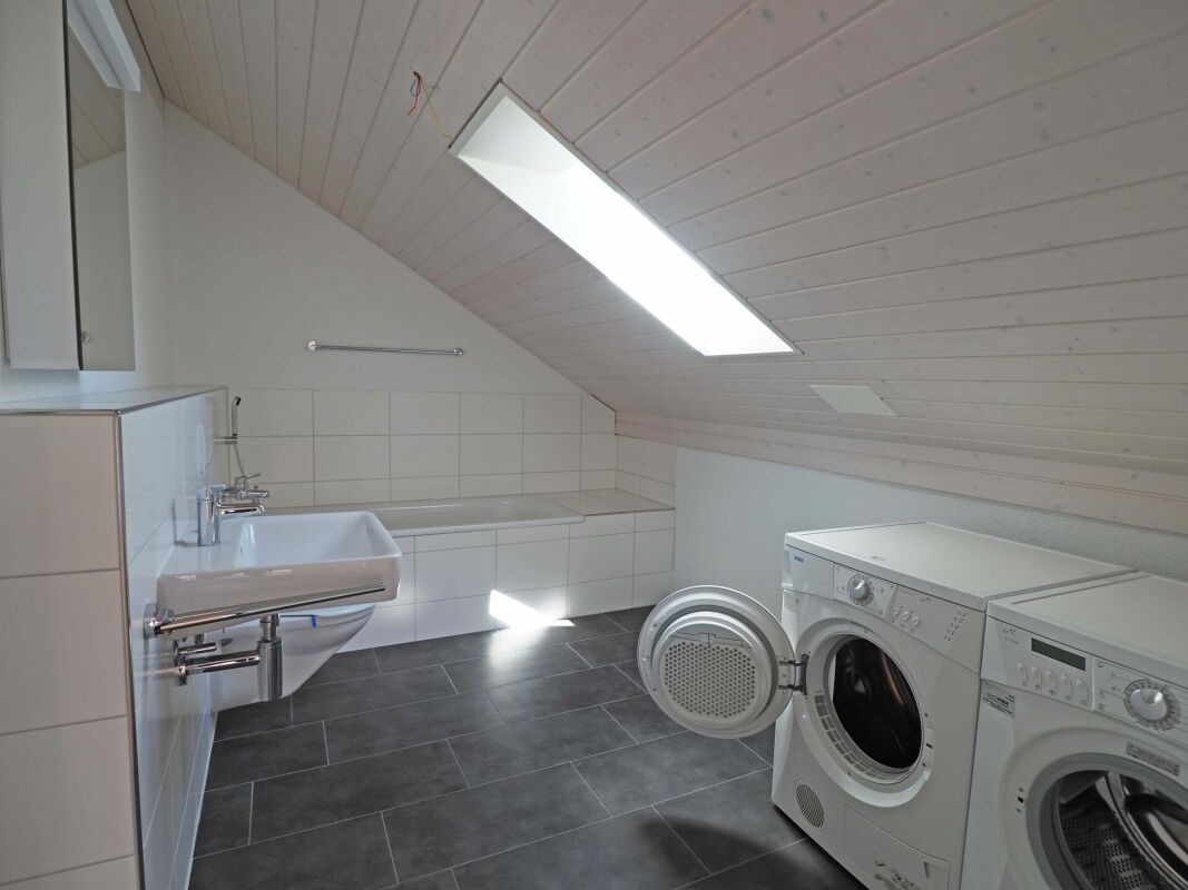 Hauswirtschaftsraum mit Waschmaschinen und Waschbecken