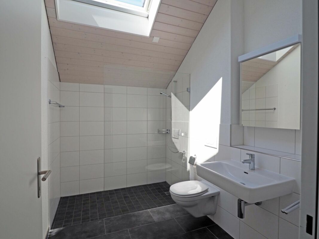 Modernes Badezimmer mit Dachfenster