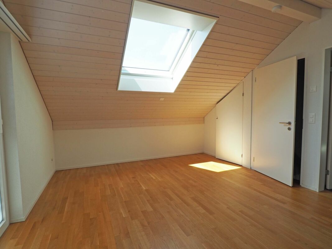 Dachgeschosszimmer mit Dachfenster
