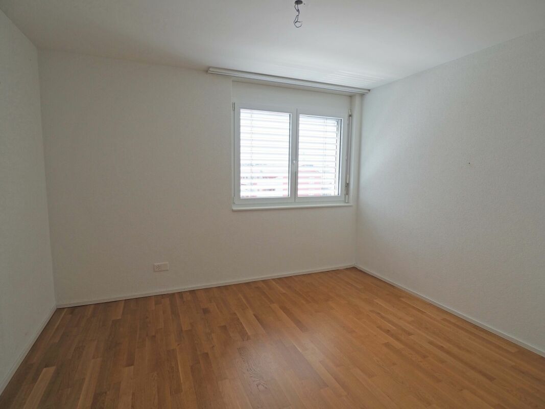 Leerer Wohnraum mit Fenster