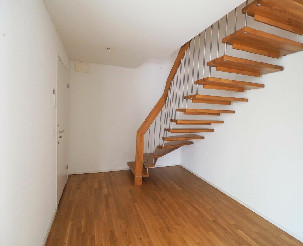 Flur mit offener Holztreppe