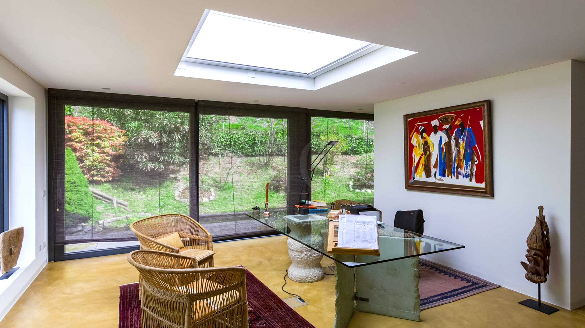 Helles Arbeitszimmer mit Gartenblick