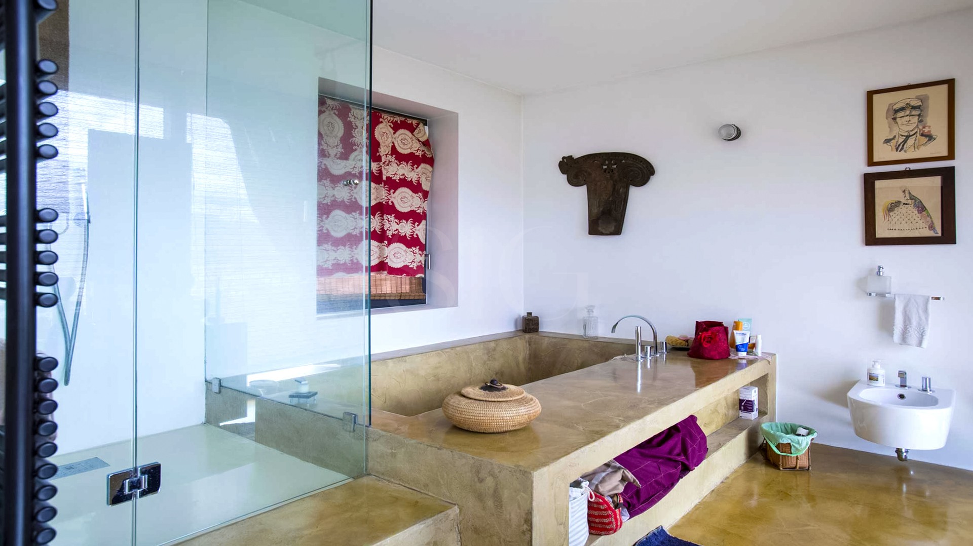 Modernes Badezimmer mit eingelassener Badewanne und Glasdusche
