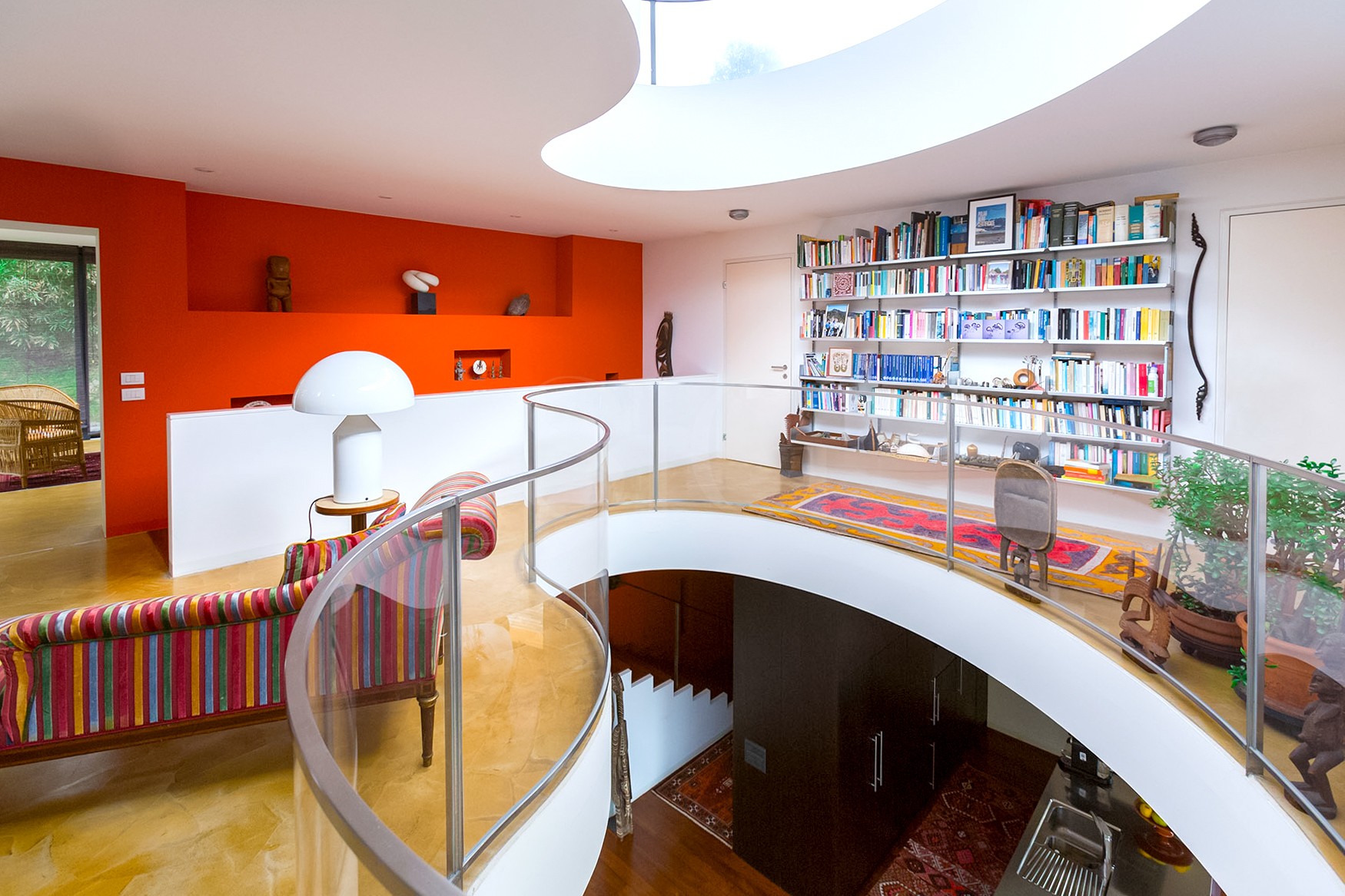 Galerie mit Rundtreppe und Bibliothekswand