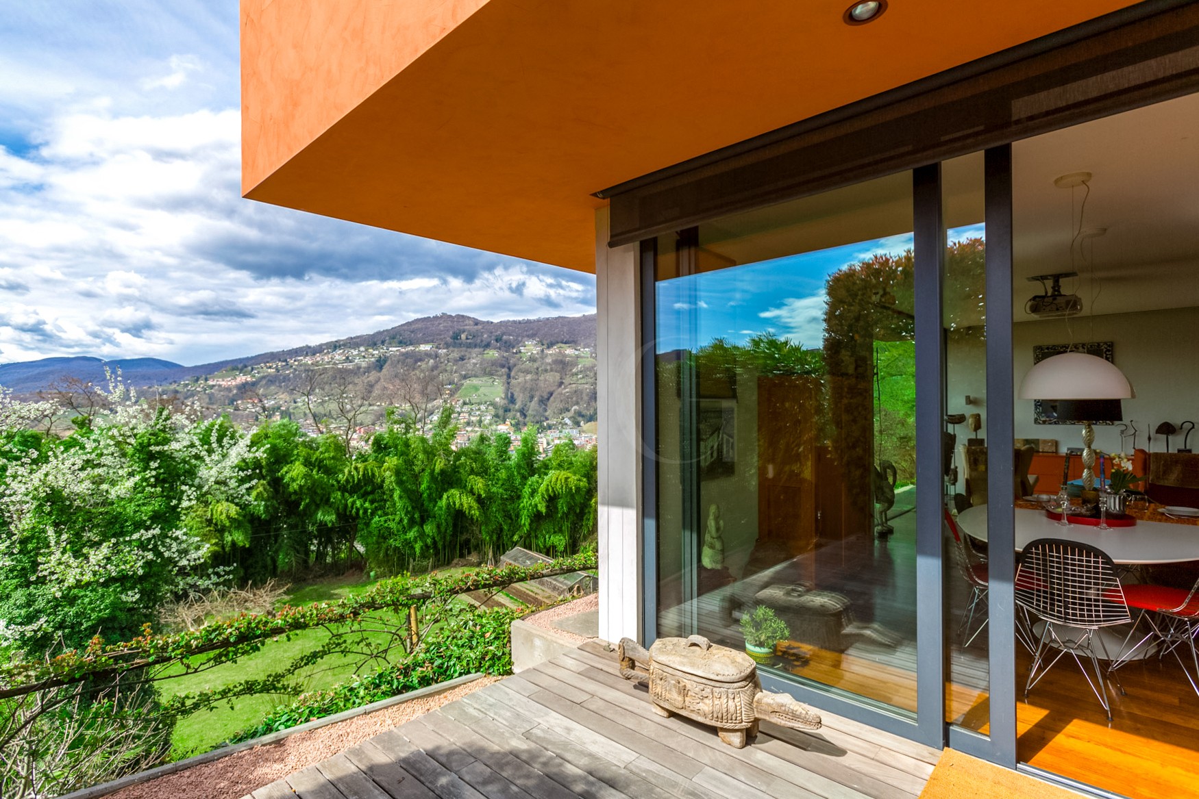 Überdachte Terrasse mit Panoramablick und Glasfront