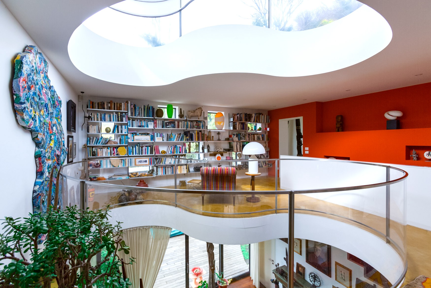 Galerie mit kunstvoller Dachöffnung