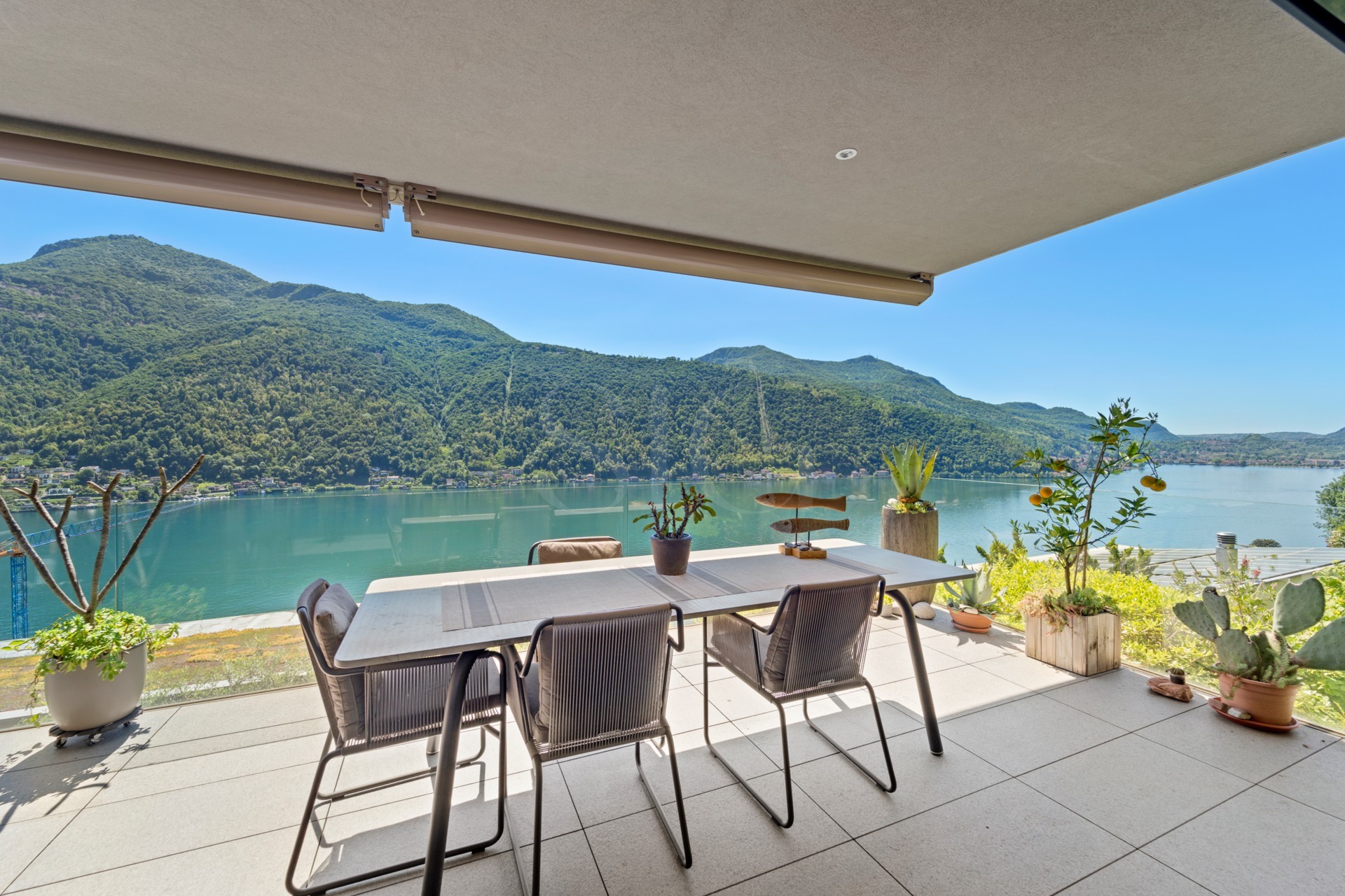 Seeblick-Terrasse mit Essbereich