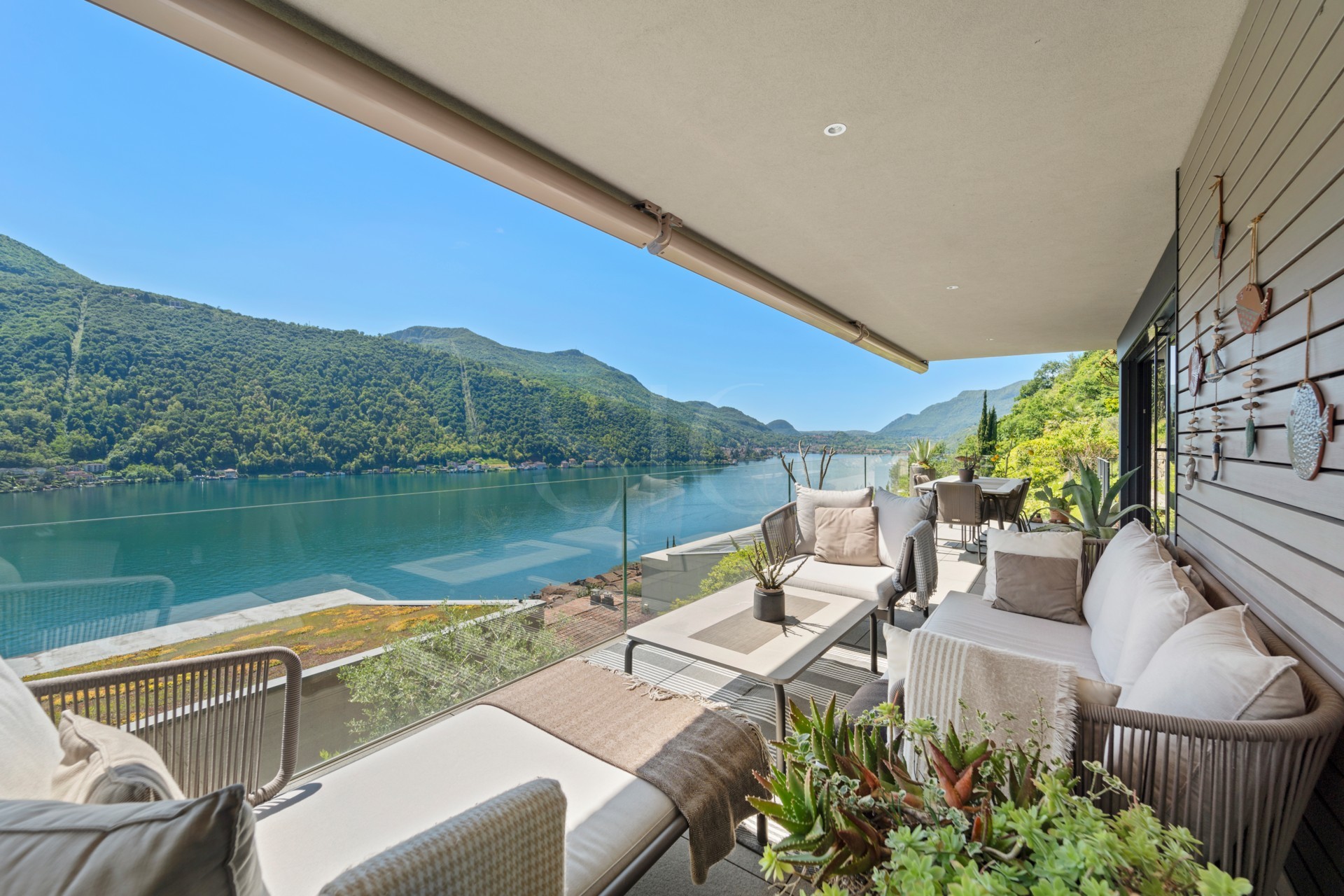 Überdachte Seeterrasse mit Lounge-Möbeln