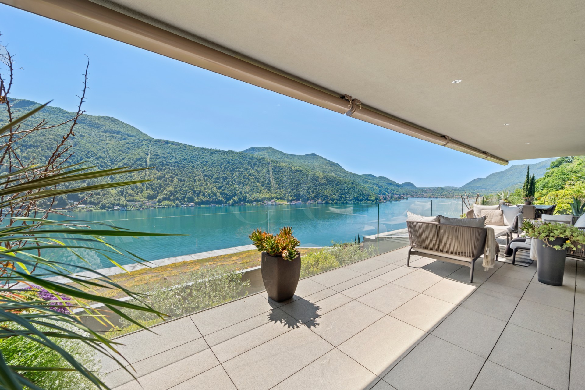 Seeblick-Terrasse mit Loungemöbeln