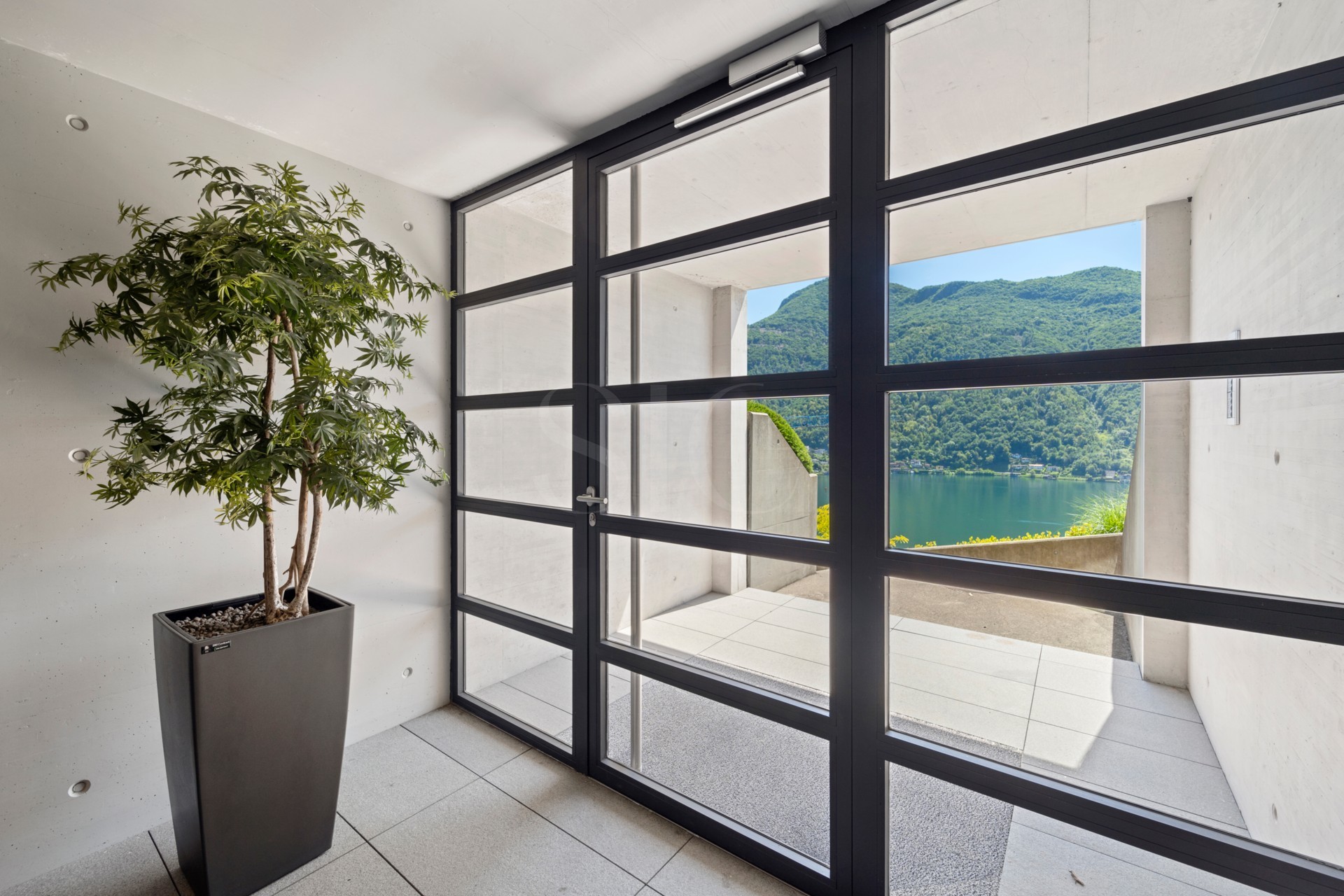 Moderner Eingangsbereich mit Seeblick
