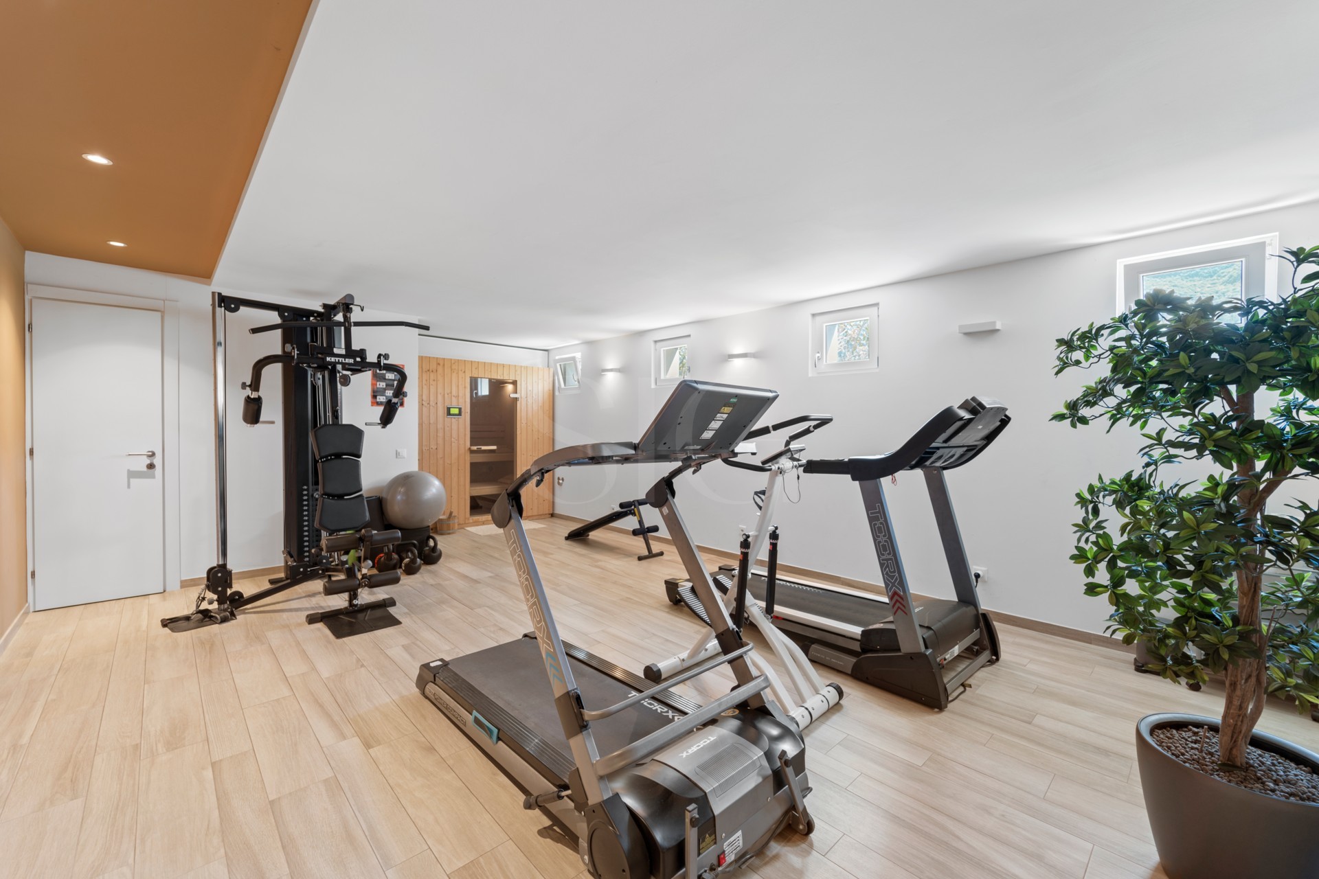 Heimfitnessraum im Untergeschoss