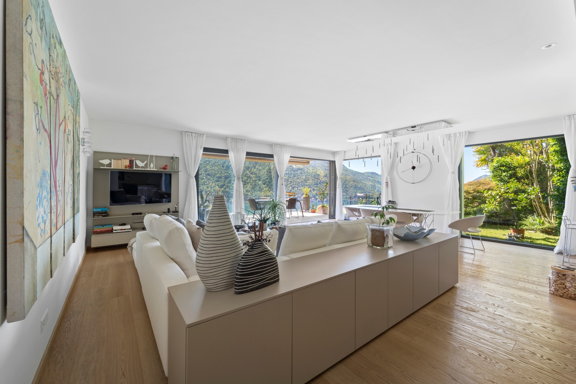 Helles Wohnzimmer mit Panoramablick