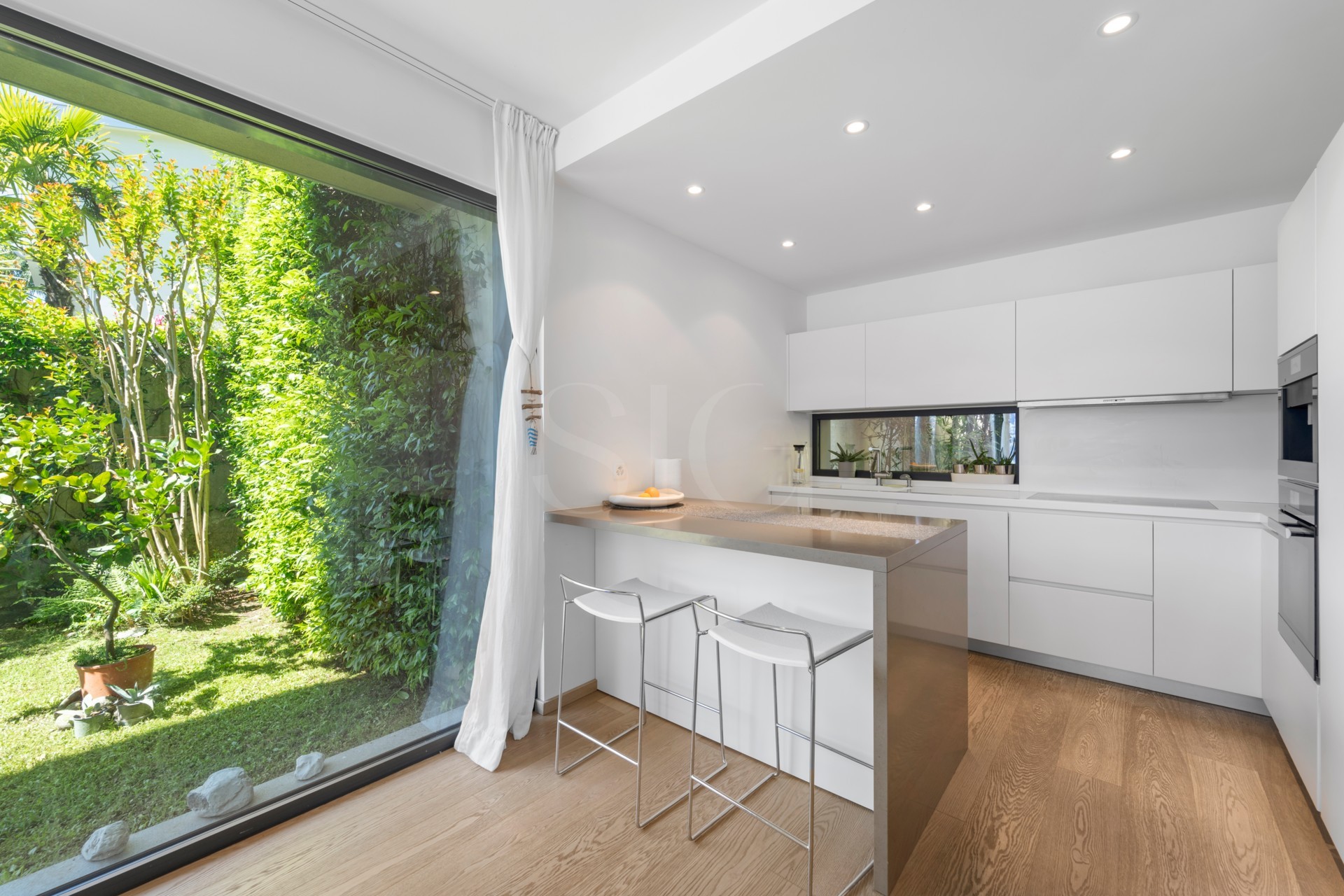 Moderne Küche mit bodentiefem Gartenblick