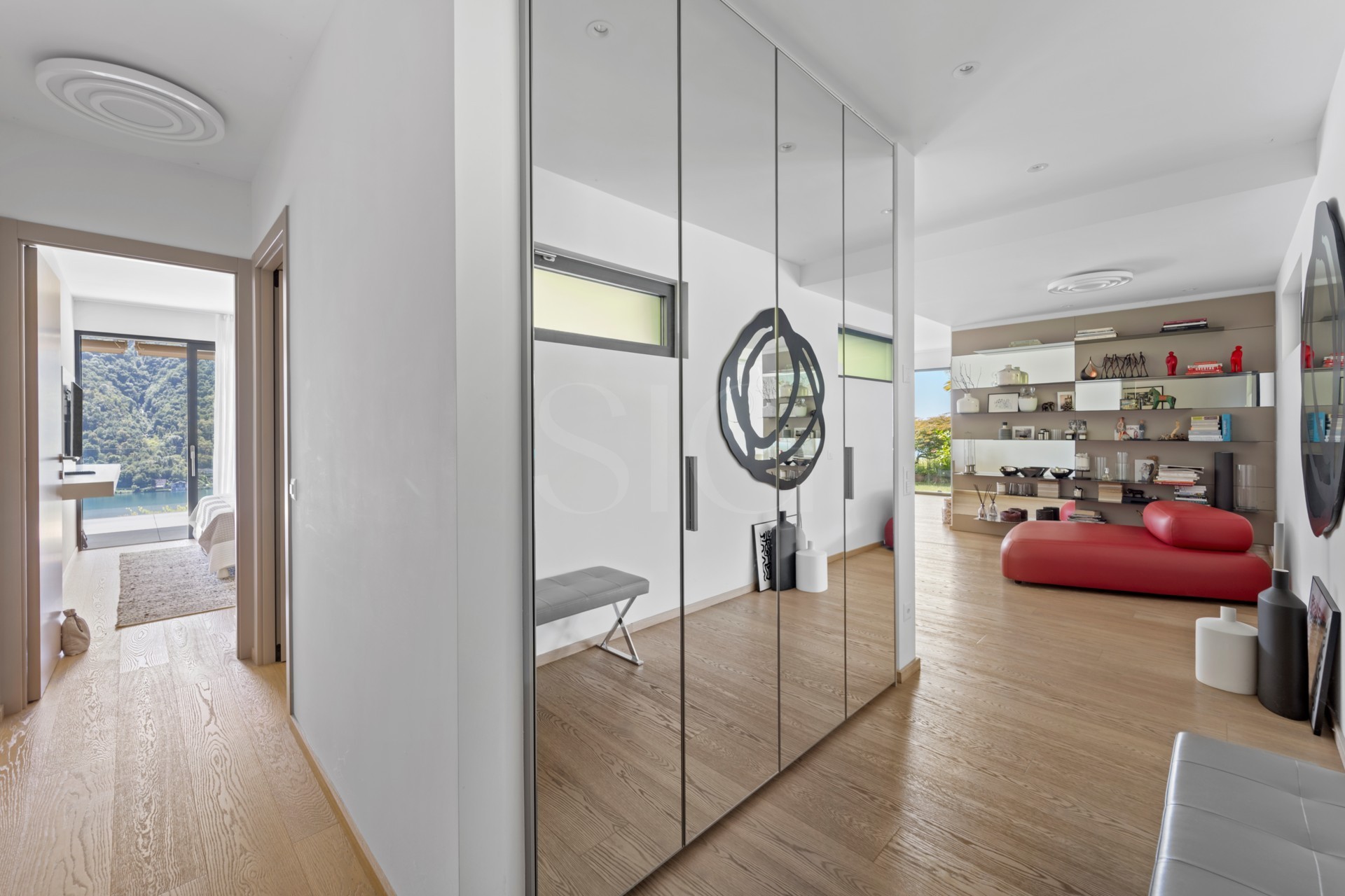 Heller Flur mit Spiegeln und Blick ins Wohnzimmer
