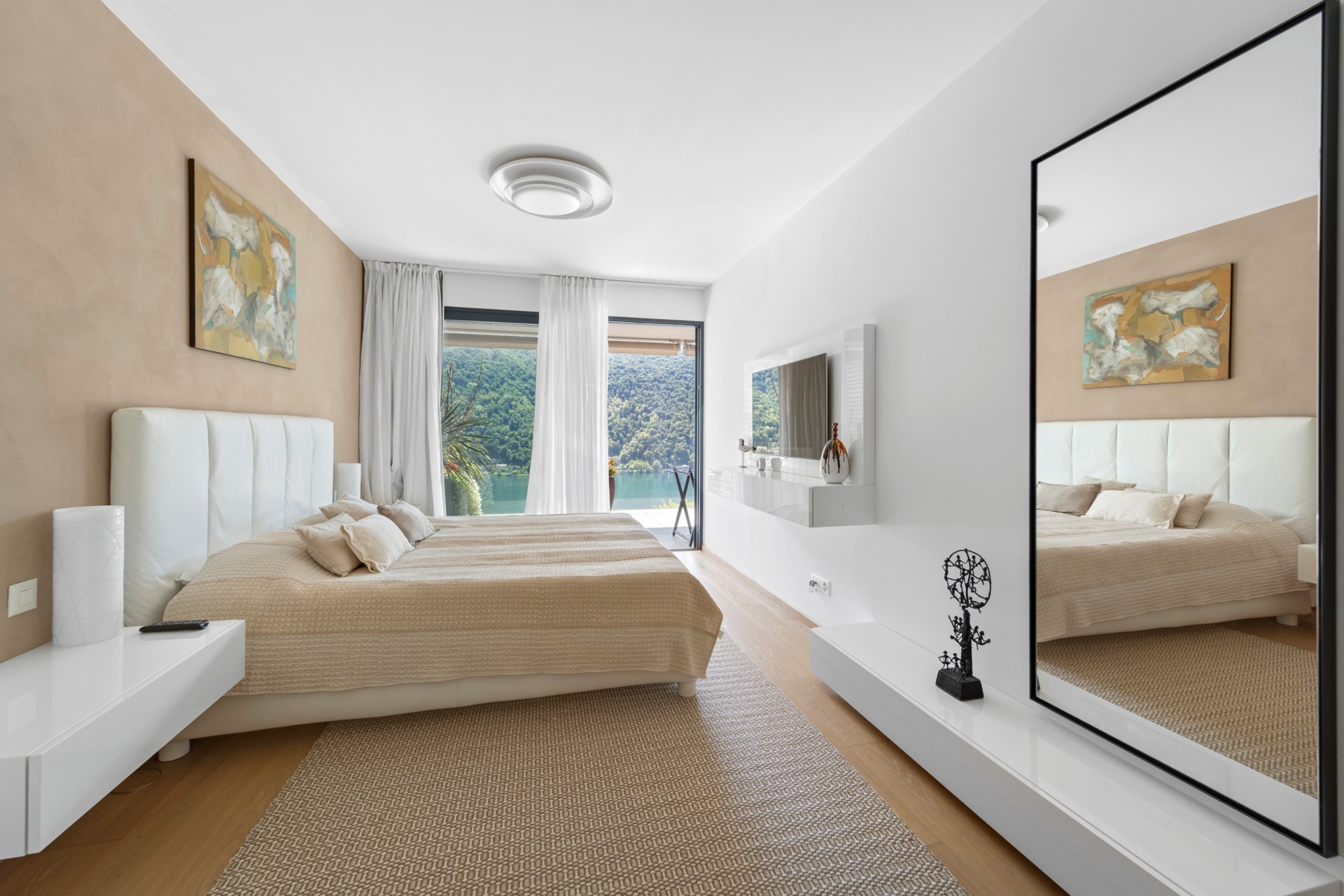 Modernes Schlafzimmer mit Seeblick