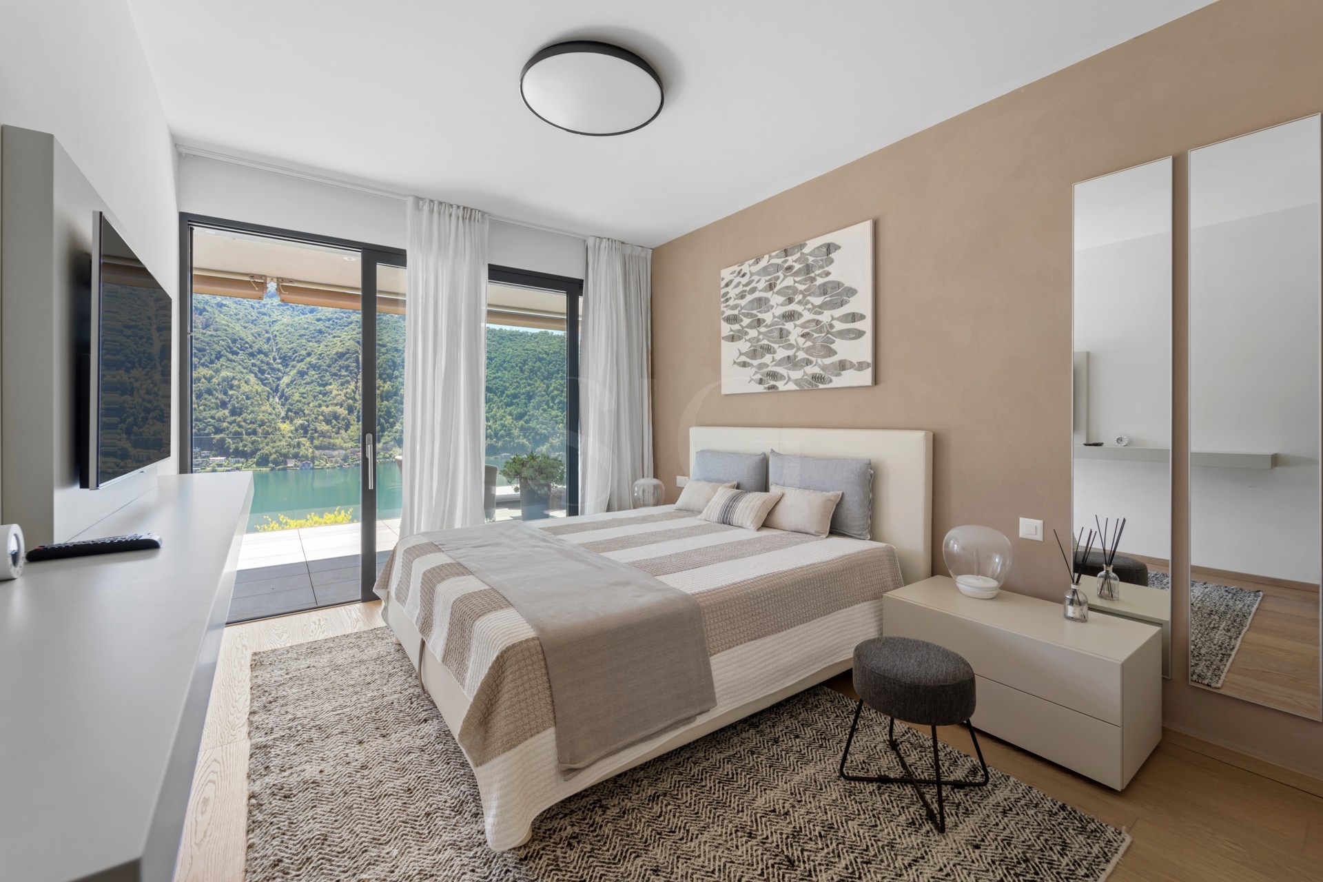 Modernes Schlafzimmer mit Seeblick